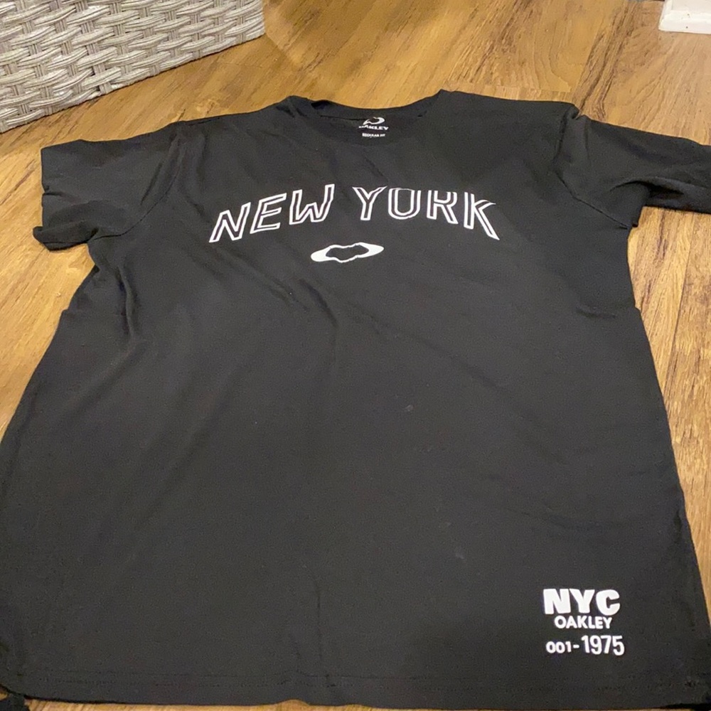Men’s Oakley t shirt